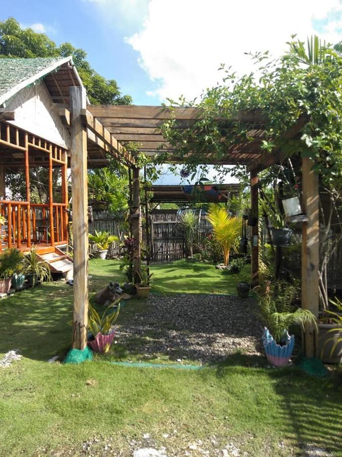 Hostel Titanic'S Nipa Hut Moalboal Zewnętrze zdjęcie