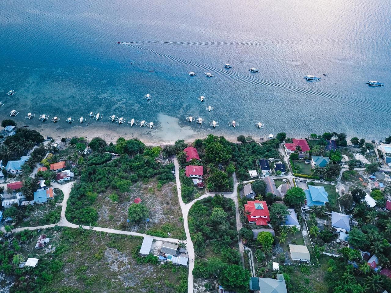Hostel Titanic'S Nipa Hut Moalboal Zewnętrze zdjęcie
